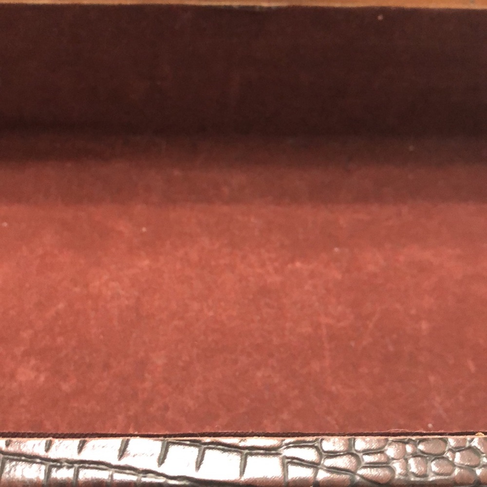 A beautiful leather and wood box hand sewed stitching with studs - Picture 6 of 8